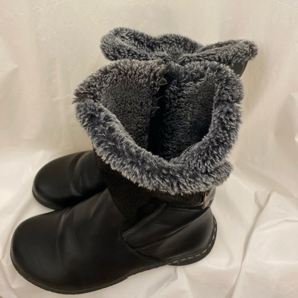 Cozy Black Fur-Lined Winter Boots - Picture 10 of 11